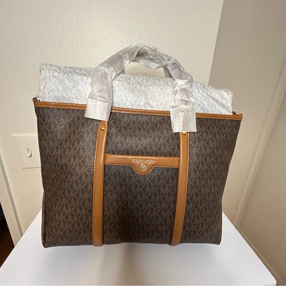 Michael Kors Beck tote NEW. never used. in original bag. - Picture 5 of 5